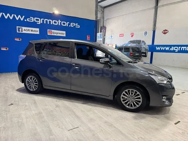 Käytetty Toyota Verso Advance 132 HP (97 kW) 2016 Harmaa Tila-auto