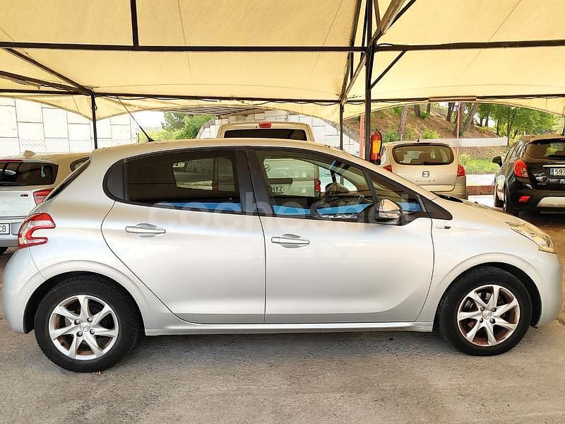 Usado Peugeot 208 Style 82 CV (60 kW) 2015 Gris / plata Utilitario