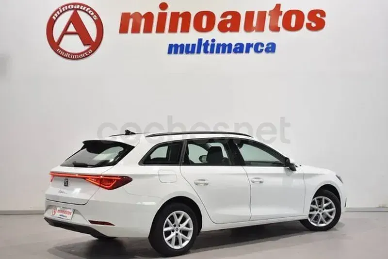 Usado Seat Leon Reference 116 CV (85 kW) 2022 Blanco Familiar