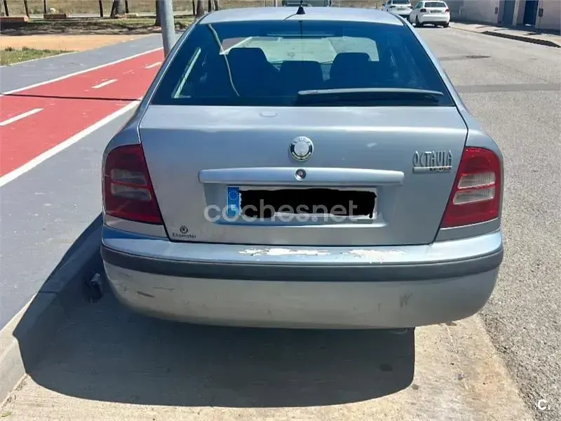 Usado Skoda Octavia Tour 90 CV (66 kW) 2005 Gris / plata Berlina