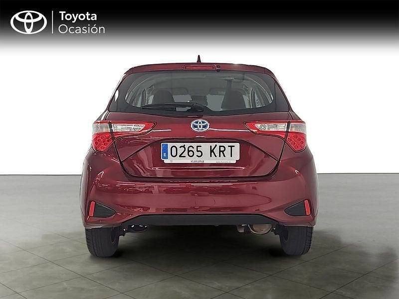 Usado Toyota Yaris Active 100 CV (73 kW) 2018 Rojo