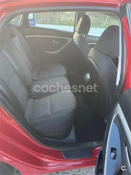 Usado Hyundai i30 100 CV (73 kW) 2016 Rojo Berlina