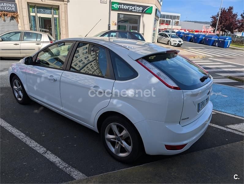 Usado Ford Focus Trend 109 CV (80 kW) 2010 Blanco Berlina