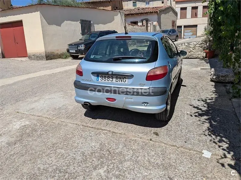 Usado Peugeot 206 90 CV (66 kW) 2001 Blanco Berlina