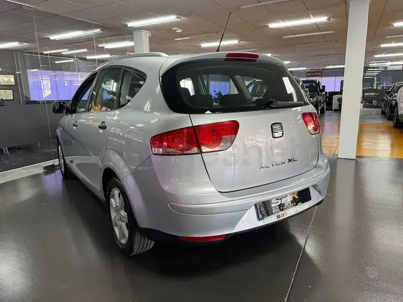 Usado Seat Altea XL Reference 105 CV (77 kW) 2008 Gris / plata Monovolumen