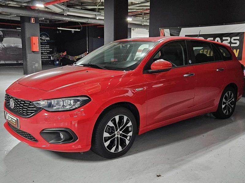 Usado Fiat Tipo 95 CV (69 kW) 2020 Rojo Familiar