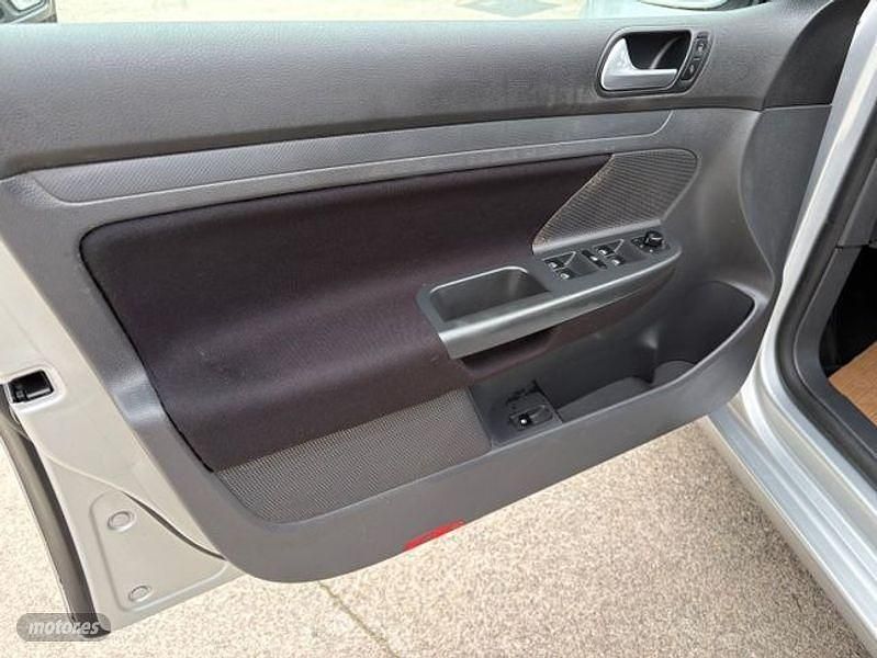 Usado VW Golf V Trendline 104 CV (76 kW) 2007 Plateado Berlina