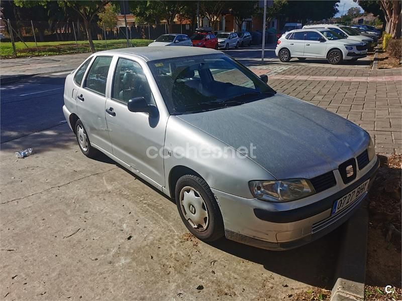 Gris / plata Usado 2001 Seat Cordoba Stella Berlina | 900 € (Buen precio) - Imagen 1/4