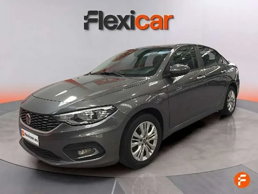 Usado Fiat Tipo Lounge 95 CV (69 kW) 2018 Gris Berlina