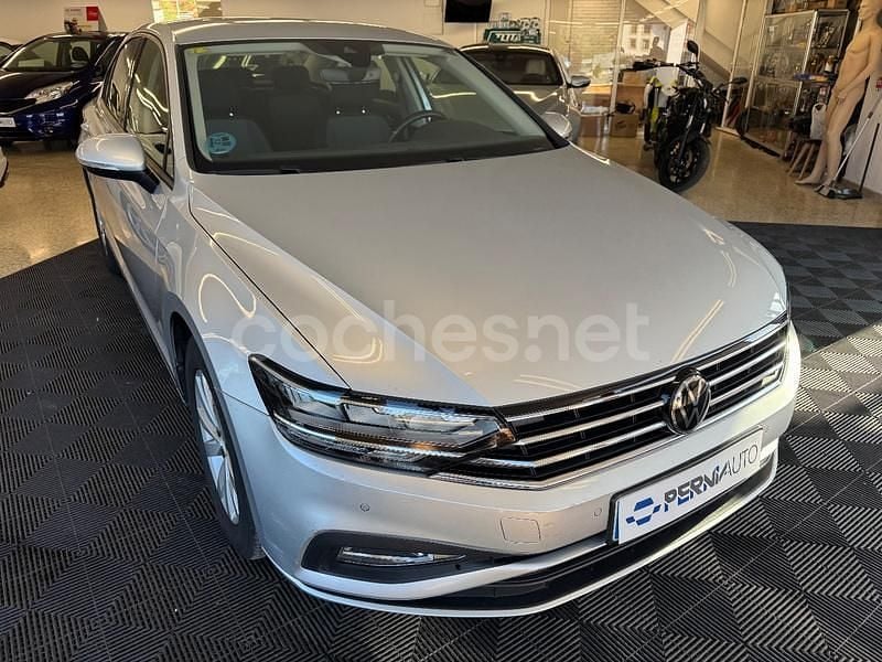 Usado VW Passat Business 150 CV (110 kW) 2020 Gris / plata Berlina