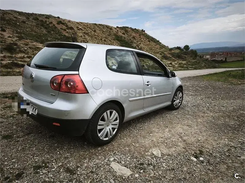 Usado VW Golf V Sportline 105 CV (77 kW) 2007 Gris / plata Berlina