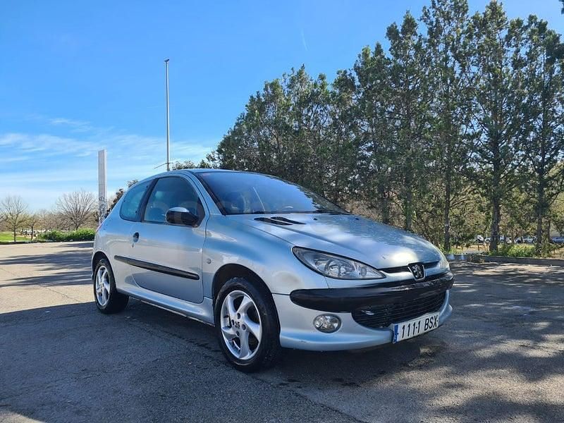 Usado Peugeot 206 90 CV (66 kW) 2003 Gris / plata Berlina