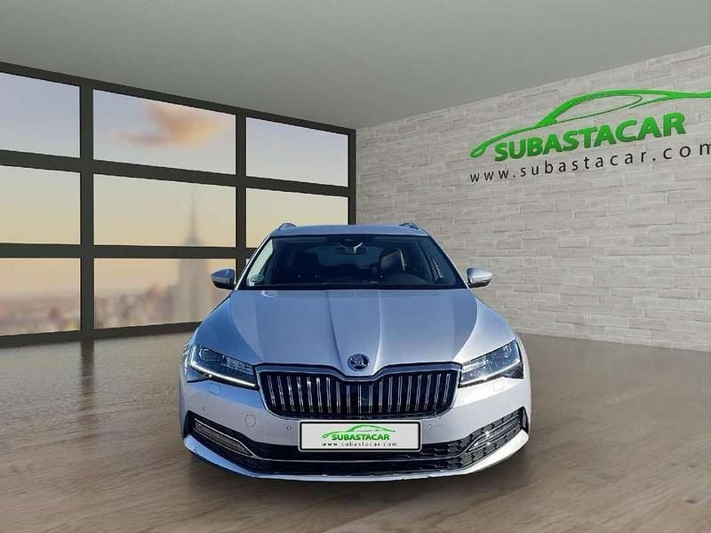 Usado Skoda Superb Style 150 CV (110 kW) 2022 Plateado Familiar