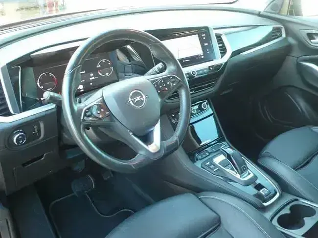Usado Opel Grandland X Ultimate 131 CV (96 kW) 2022 Pintura boutique rojo ves SUV