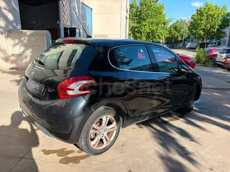 Usado Peugeot 208 Active 92 CV (67 kW) 2014 Negro Utilitario