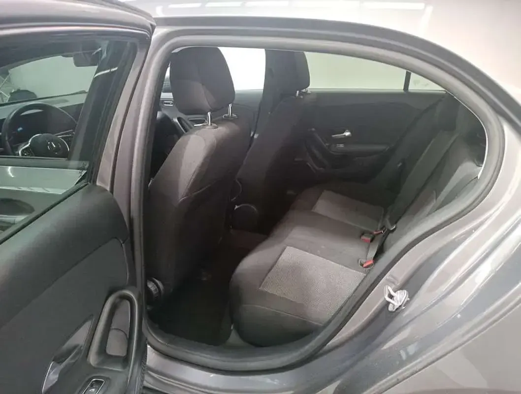 Usado Mercedes A180 116 CV (85 kW) 2021 Gris Utilitario