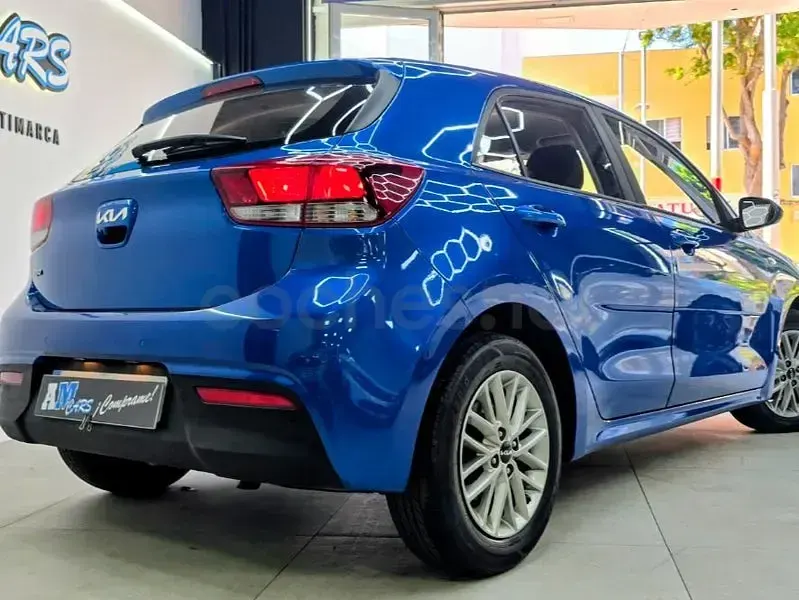 Usado Kia Rio 84 CV (61 kW) 2023 Azul Berlina