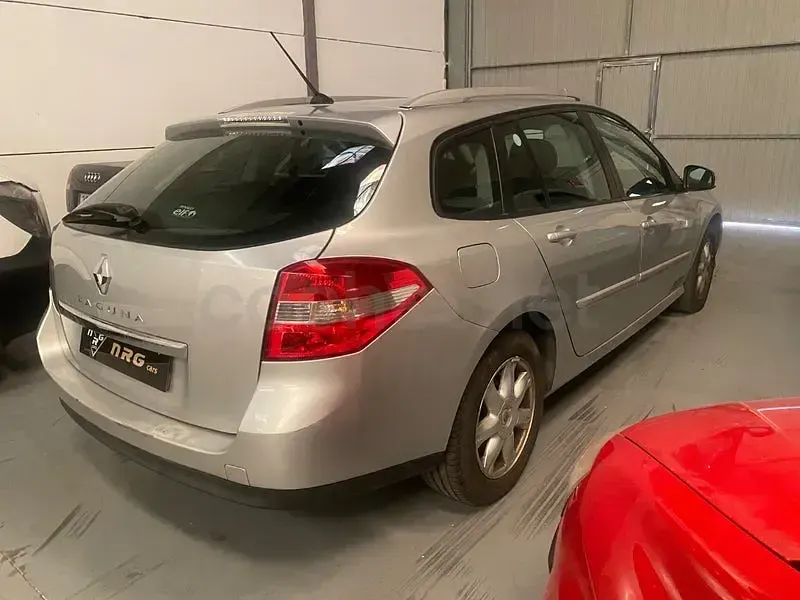 Usado Renault Laguna III Authentique 130 CV (95 kW) 2009 Gris / plata Familiar