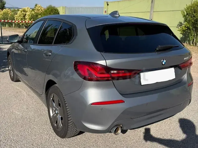 Usado BMW 118 136 CV (100 kW) 2024 Gris / plata Berlina