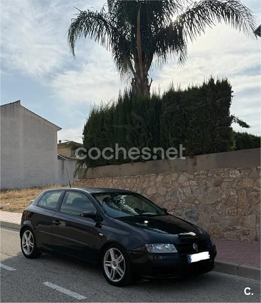 Violeta / lila Usado 2004 Fiat Stilo Dynamic Berlina | 2199 € (Precio justo) - Imagen 1/3