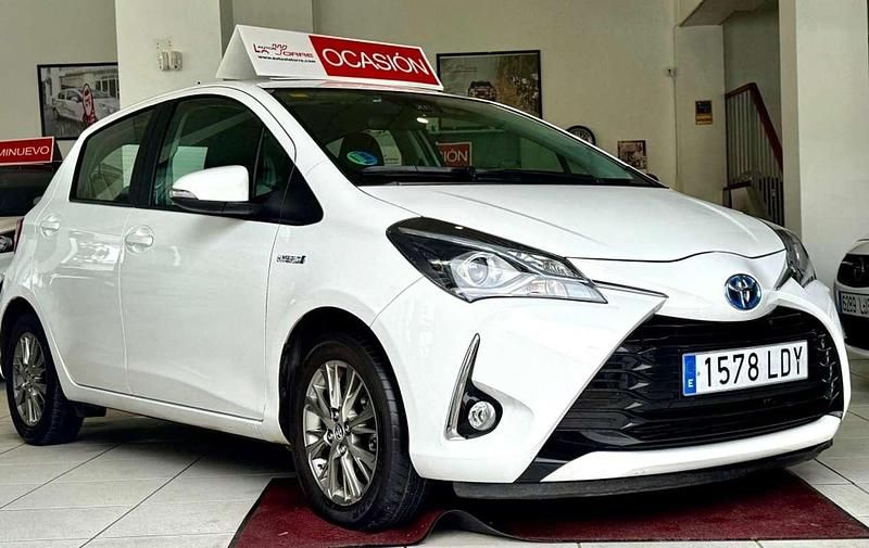 Usado Toyota Yaris Hybrid Active 99 CV (72 kW) 2020 Blanco Utilitario