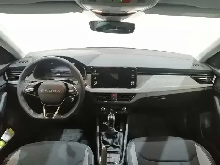 Usado Skoda Scala Selection 115 CV (84 kW) 2025 Rojo Utilitario