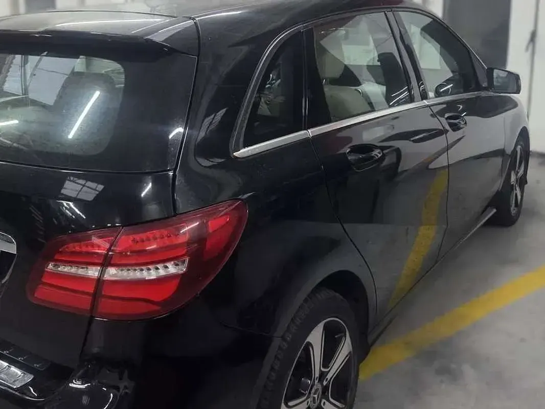Usado Mercedes B200 136 CV (100 kW) 2018 Negro Utilitario