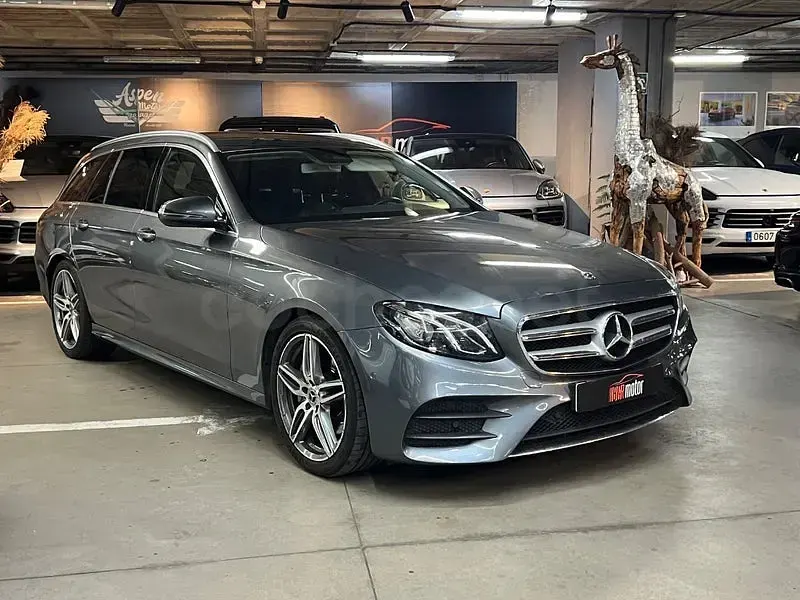 Usado Mercedes E220 194 CV (142 kW) 2018 Gris / plata Familiar