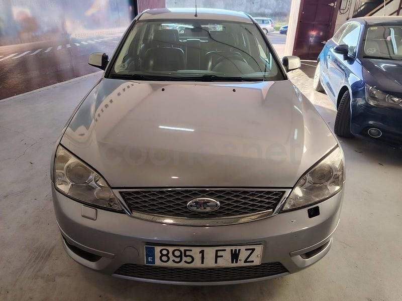 Usado Ford Mondeo Futura 130 CV (95 kW) 2007 Gris / plata Berlina