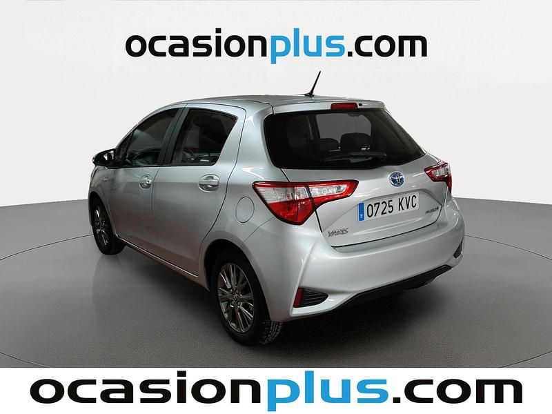 Usado Toyota Yaris Hybrid Active 100 CV (73 kW) 2019 Gris Berlina