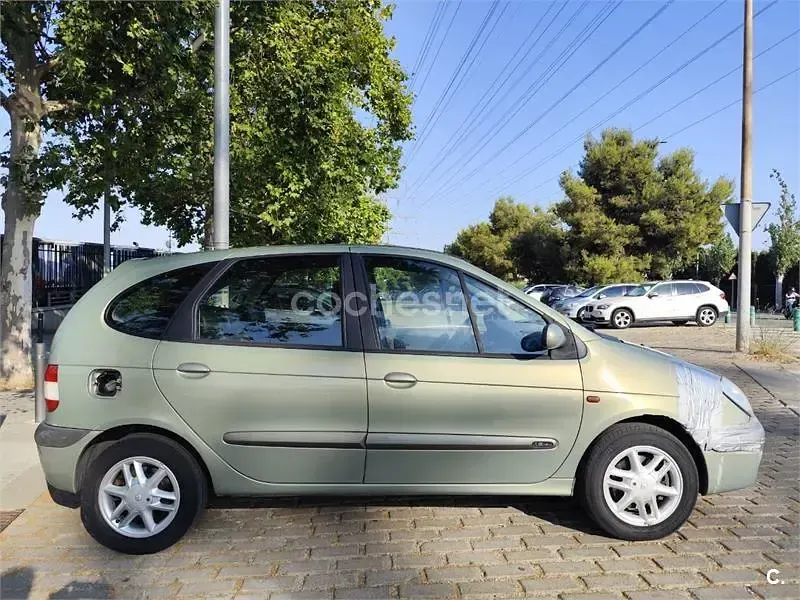 Usado Renault Scénic 110 CV (80 kW) 2003 Beige Monovolumen