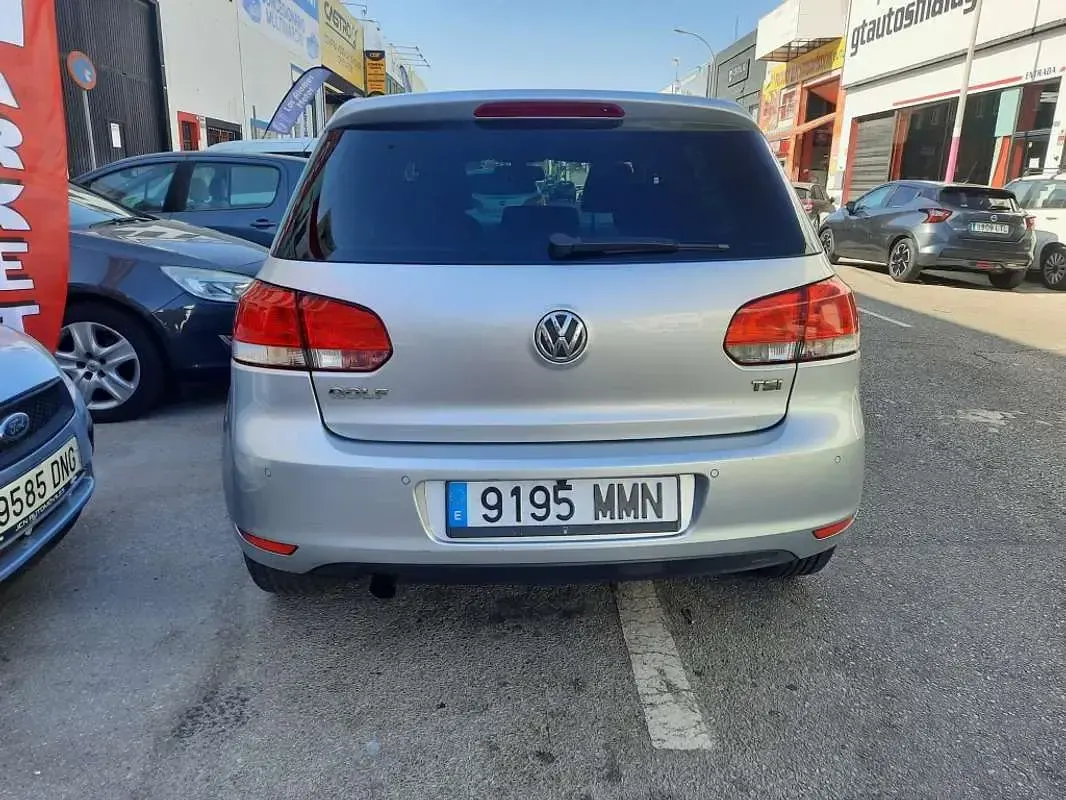 Usado VW Golf VI Advance 105 CV (77 kW) 2011 Plateado Utilitario