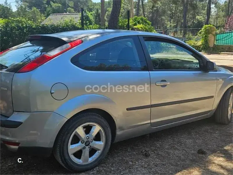 Usado Ford Focus Sport 136 CV (100 kW) 2005 Gris / plata Berlina