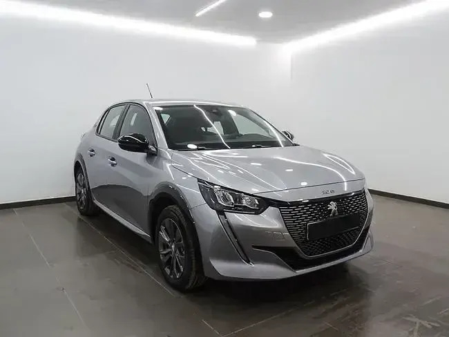 Usado Peugeot e-208 Active 100 kW (136 CV) 2022 Gris Utilitario