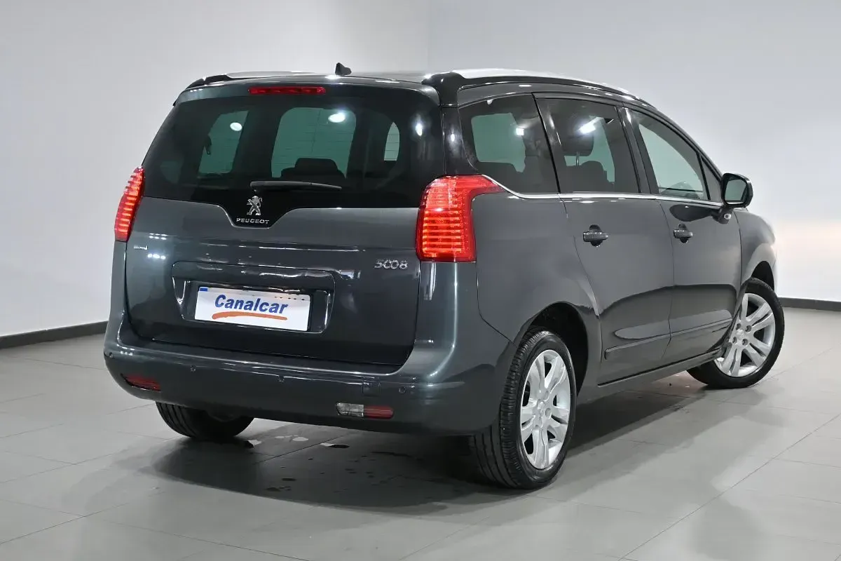 Usado Peugeot 5008 Allure 150 CV (110 kW) 2015 Gris Monovolumen
