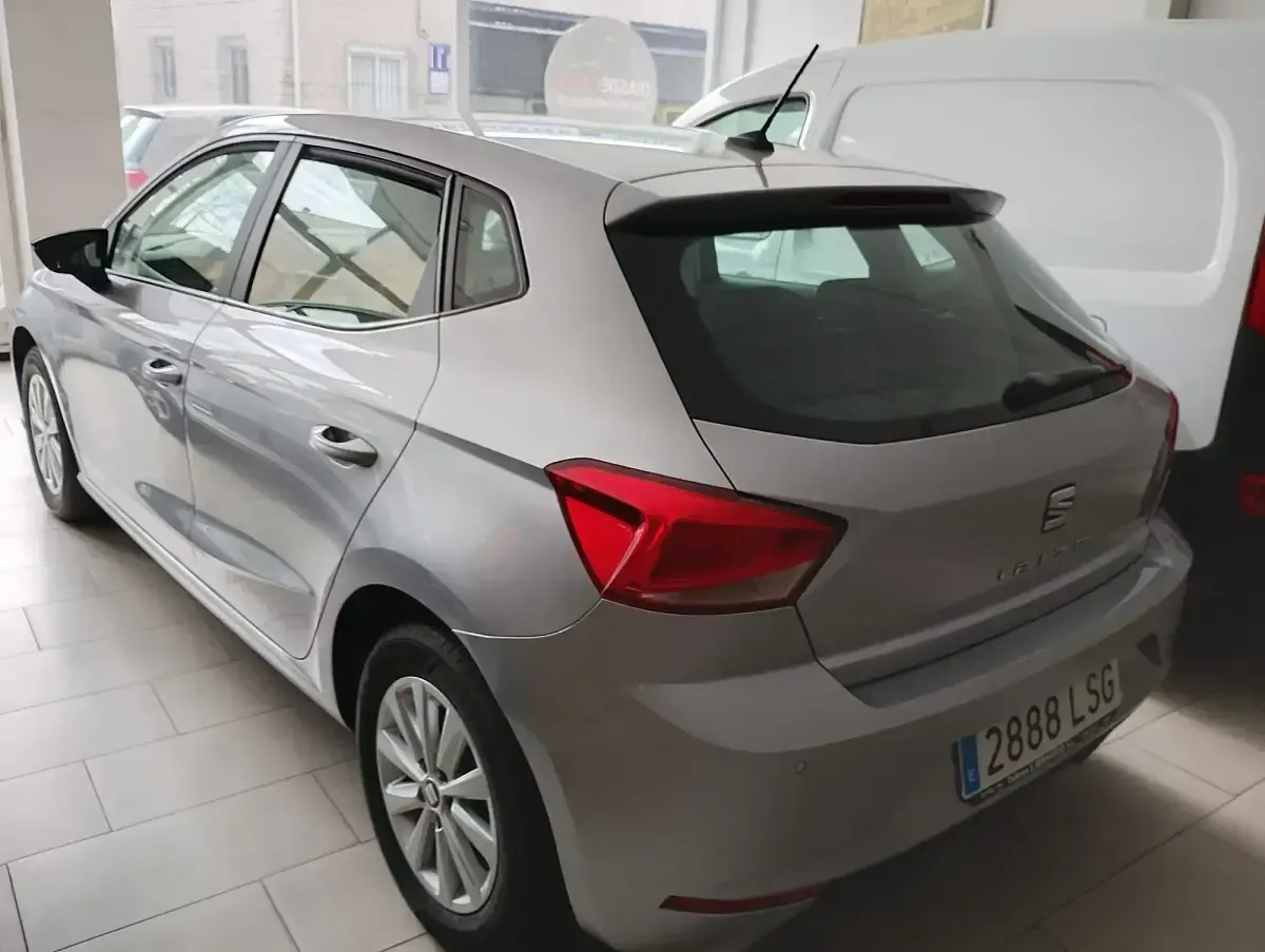 Usado Seat Ibiza Style 110 CV (80 kW) 2021 Gris Utilitario