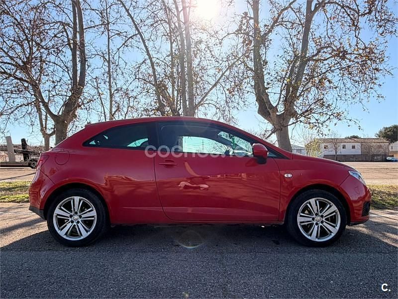 Usado Seat Ibiza SC 90 CV (66 kW) 2010 Rojo Utilitario