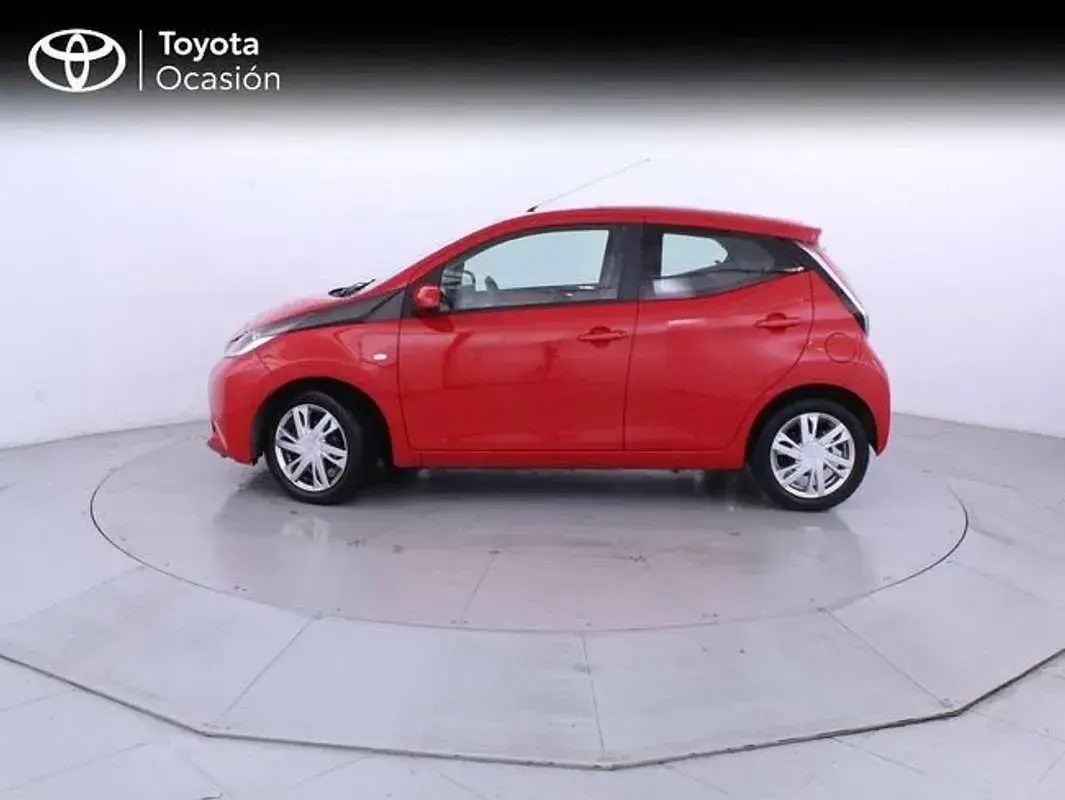 Usado Toyota Aygo X-play 69 CV (50 kW) 2018 Rojo Utilitario