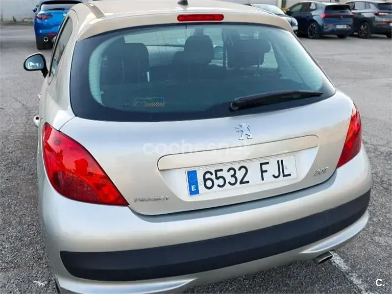 Usado Peugeot 207 110 CV (80 kW) 2006 Blanco Berlina