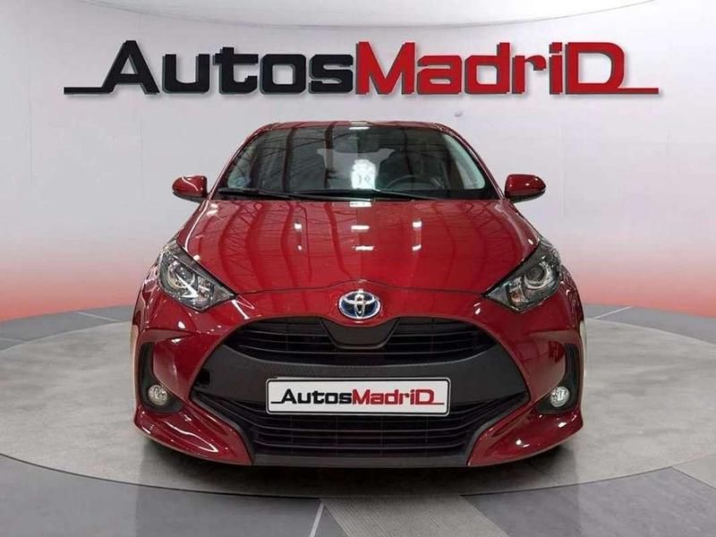 Usado Toyota Yaris Hybrid Active 117 CV (86 kW) 2022 Rojo Berlina