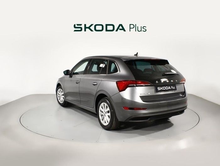 Gris Usado 2024 Skoda Scala Selection Utilitario | 20.300 € (Un poco caro) - Imagen 1/4
