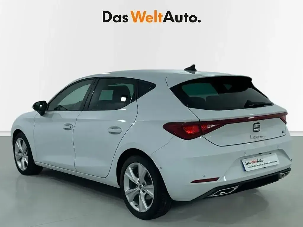 Usado Seat Leon FR 116 CV (85 kW) 2025 Blanco Berlina