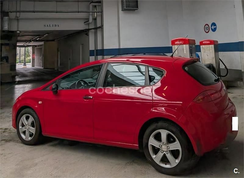 Usado Seat Leon Sport 105 CV (77 kW) 2008 Rojo Utilitario