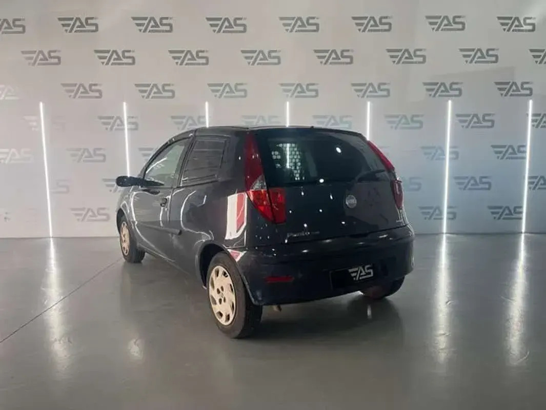 Usado Fiat Punto 90 CV (66 kW) 2004 Gris Utilitario