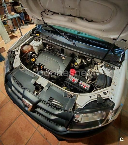 Usado Dacia Sandero Base 75 HP (55 kW) 2013 Branco Sedan