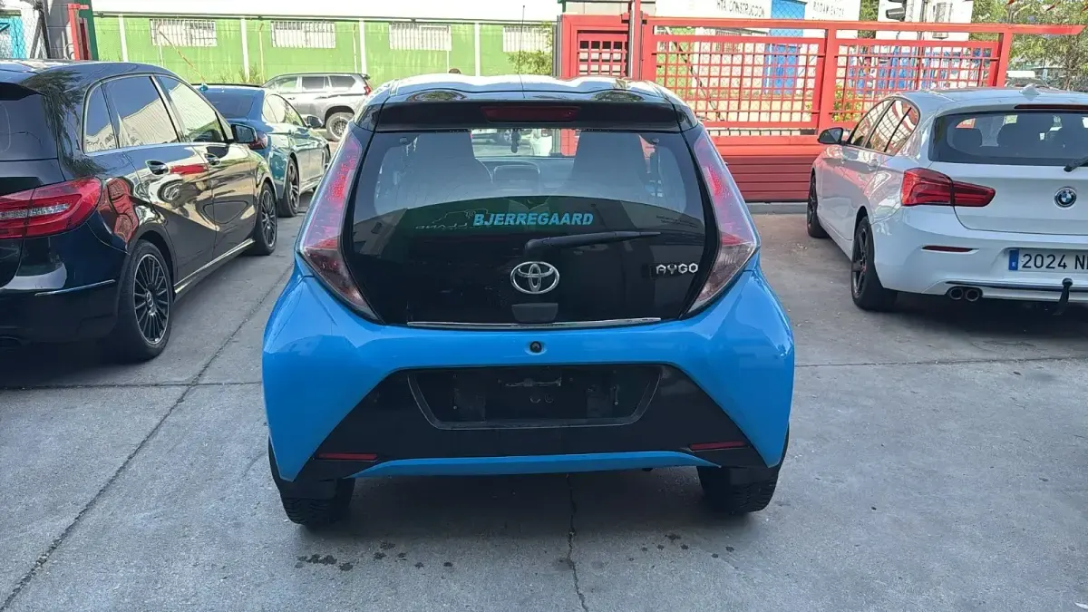 Usado Toyota Aygo 70 CV (51 kW) 2016 Azul Utilitario