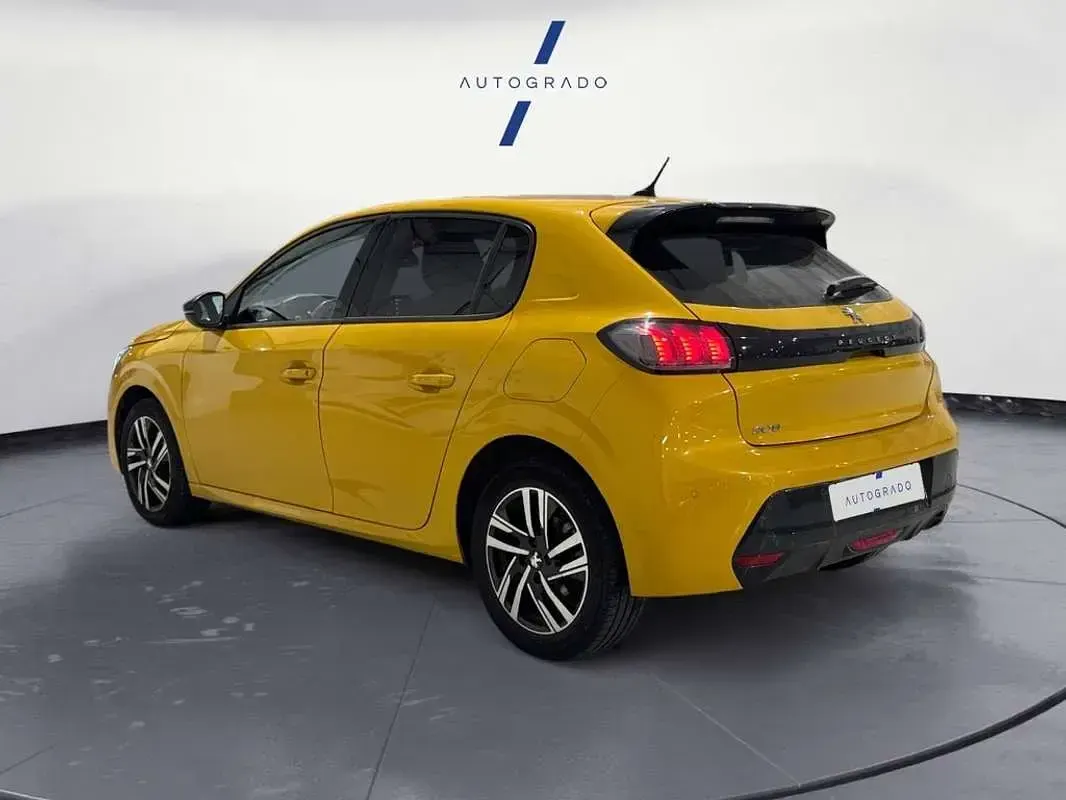 Usado Peugeot 208 Allure 100 CV (73 kW) 2022 Amarillo Utilitario