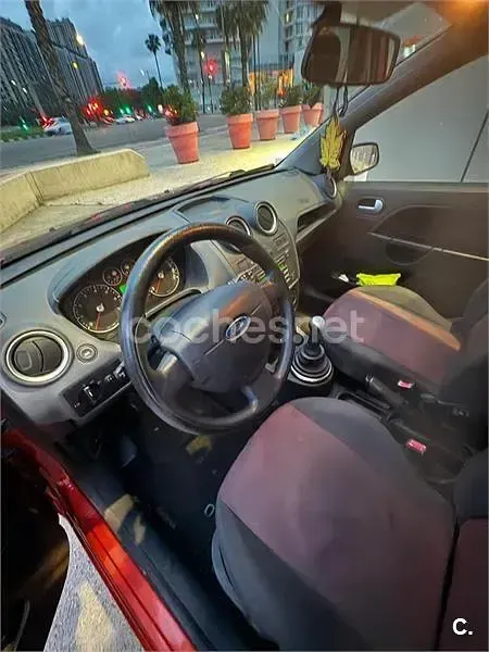 Usado Ford Fiesta Trend 96 CV (70 kW) 2008 Rojo Utilitario