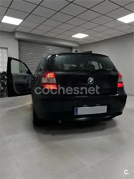 Usado BMW 118 122 CV (89 kW) 2007 Negro Utilitario