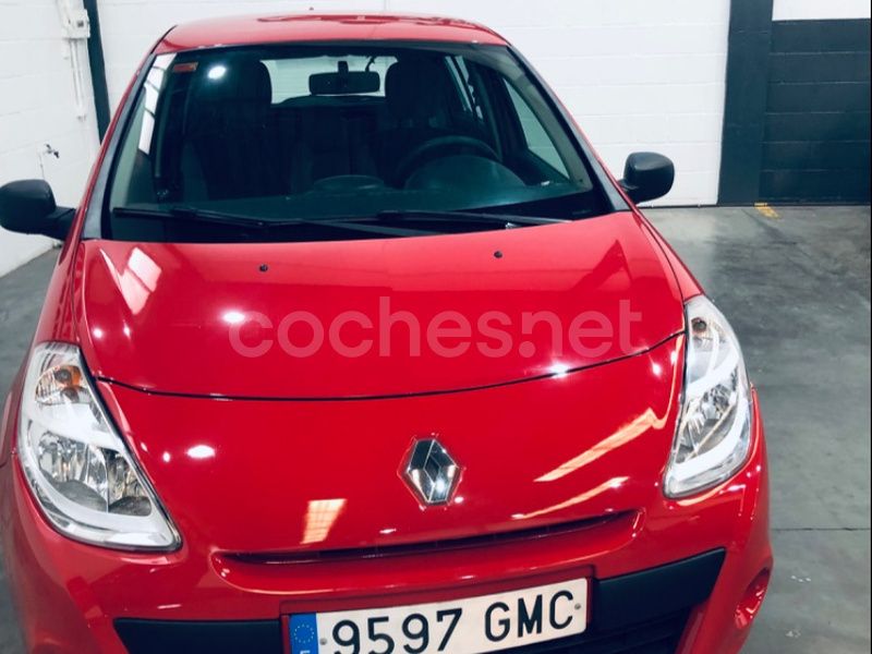 Rojo Usado 2009 Renault Clio II Business Berlina | 4150 € (Precio justo) - Imagen 1/4